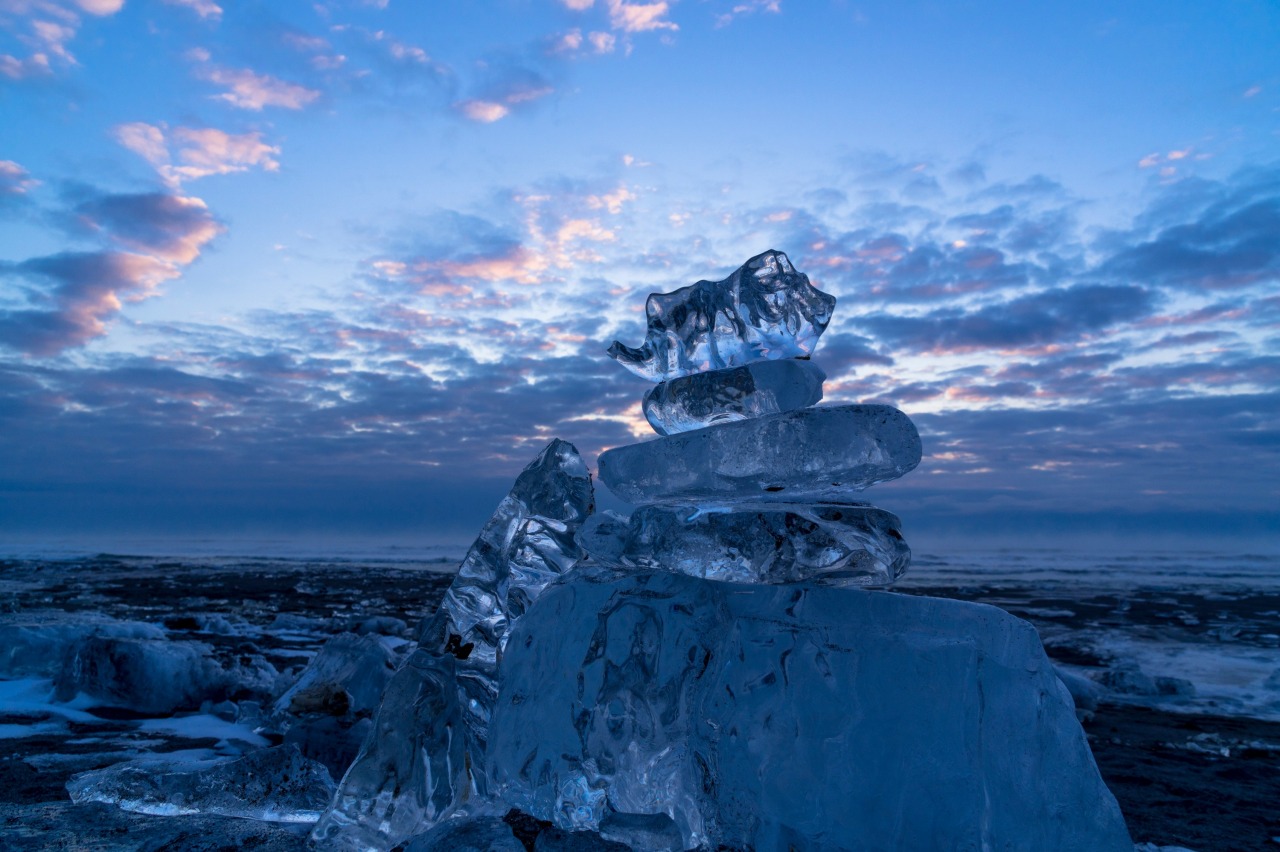 Jewelry Ice that shines like a jewel spreads along the coast. Ice ...